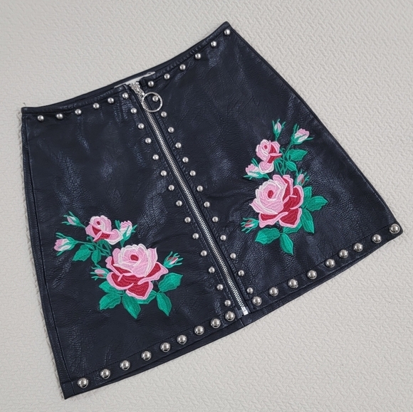 Molly Green Black Faux Leather Floral Embroidery Skirt Studs Zipper Front Size S - Picture 4 of 15